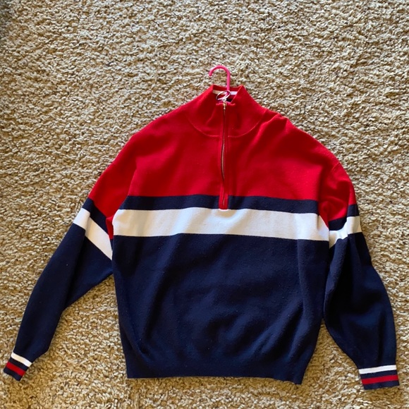 A sweatshirt - Picture 1 of 2